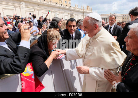 La cité du Vatican. 30 avril 2014. Le pape François Floribeth avec Mora Dìaz, la femme miracled par le Pape Jean Paul II - Audience générale du 30 avril 2014 Crédit : Realy Easy Star/Alamy Live News Banque D'Images