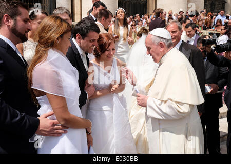 La cité du Vatican. 30 avril 2014. Certains des nombreux nouveaux attachés à des couples qui se sont réunis aujourd'hui le Pape François - Audience générale du 30 avril 2014 Crédit : Realy Easy Star/Alamy Live News Banque D'Images