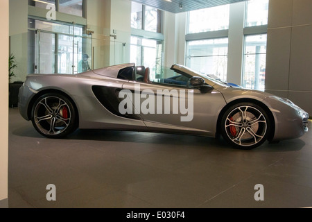 2014 Gris argent McLaren 12C Spider Super voiture de sport Banque D'Images