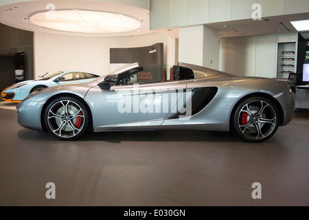 2014 Gris argent McLaren 12C Spider Super voiture de sport Banque D'Images