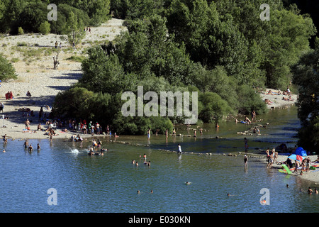 Domaine de l'eau sur le fleuve Hérault, près de Le Pont du Diable, Saint Guilhem le Désert, Languedoc Roussillon, France Banque D'Images