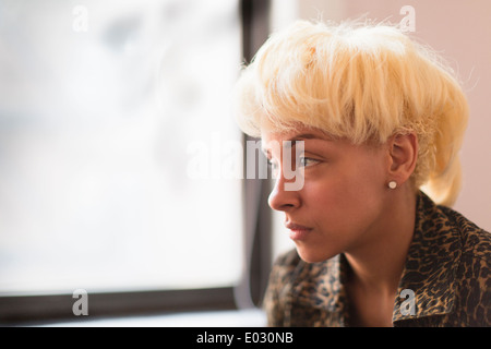Une femme aux cheveux blonds. Banque D'Images