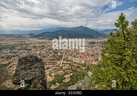 Vue aérienne de la ville de Kalambaka Meteora cliffs en Grèce Banque D'Images