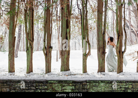 Une femme dans une robe de bal en plein air dans la neige. Banque D'Images