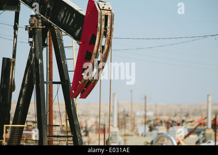 L'extraction du pétrole brut à partir de schistes Monterey près de Bakersfield California USA. Banque D'Images