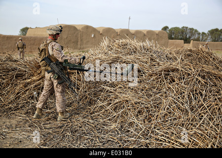 US Marine Lance Cpl. Jonathan Griffiths utilise un détecteur de bombe pour vérifier la présence d'IED au cours d'une opération d'échange d'avril 25, 2014 mission de larr Village, province de Helmand, en Afghanistan. Banque D'Images