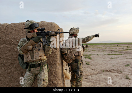 Un soldat géorgien géorgien avec la 31e Bataillon d'infanterie légère de montres pour l'activité des insurgés au cours d'une opération d'échange avec l'Armée nationale afghane le 12 avril 2014 dans la province d'Helmand, en Afghanistan. Banque D'Images