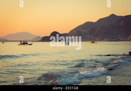 Les pêcheurs. Le lever du soleil. Fujairah Banque D'Images