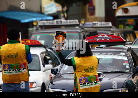 LA PAZ, BOLIVIE, le 30 avril 2014. Les bénévoles tiennent des pancartes pendant aucune corne Jour / Dia de la Bocina, aucune partie d'une campagne visant à encourager les conducteurs à utiliser leur corne inférieure et de réduire la pollution sonore dans la ville. La Paz est célèbre pour son trafic chaotique ; l'hôtel de ville est souvent actif concernant les campagnes de sécurité routière, afin de réduire la congestion et similaires. Credit : James Brunker / Alamy Live News Banque D'Images