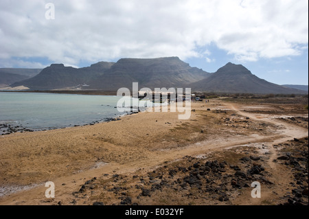 Un village sur la côte orientale de l'île de São Vicente appelé Baia das Gatas - La Baie des Requins - Cabo Verde en Afrique. Banque D'Images