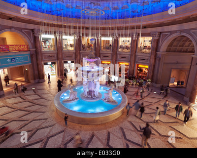 Belle fontaine à l'intérieur de Vénus Fort sur le thème de Venise centre commercial d'Odaiba, Tokyo, Japon. Banque D'Images