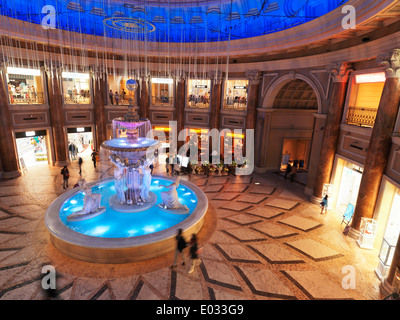 Belle fontaine à Vénus Fort sur le thème de Venise galerie marchande de Odaiba, Tokyo, Japon. Banque D'Images