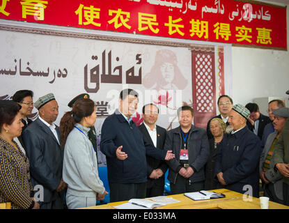 Beijing, Chine. Apr 28, 2014. Le président chinois Xi Jinping (6e L) communique avec des villageois dans Shufu comté du nord-ouest de la Chine, la Région autonome du Xinjiang Uygur, le 28 avril 2014. Xi avait une tournée d'inspection dans le Xinjiang du 27 avril au 30 avril. © Xie Huanchi/Xinhua/Alamy Live News Banque D'Images