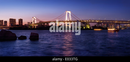 Belle vue panoramique du pont en arc-en-ciel à travers la baie de Tokyo à la nuit. Odaiba, Tokyo, Japon. Banque D'Images