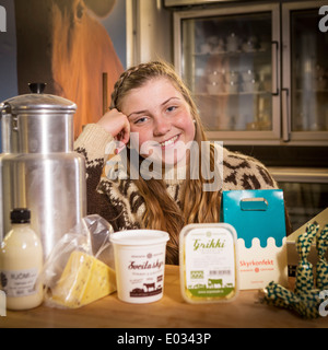 Adolescente avec les produits laitiers de la ferme familiale, l'Islande Banque D'Images