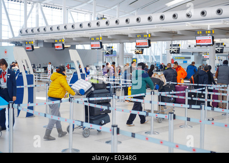 Les gens de l'enregistrement de leurs bagages à l'aéroport international Pearson de Toronto Banque D'Images