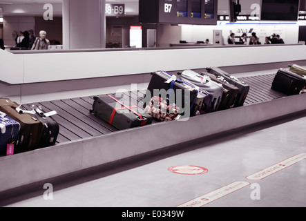 Des valises, des bagages sur la récupération des bagages de l'aéroport, carrousel convoyeur l'Aéroport International de Narita, Japon Banque D'Images