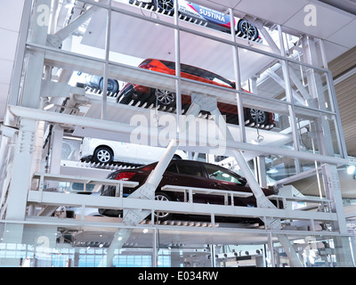 Plusieurs voitures sur l'ascenseur dans un garage de stationnement multi-niveaux à Toyota city showcase Web Mega à Odaiba, Tokyo, Japon Banque D'Images