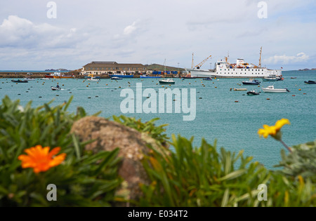 Donnant sur le port avec RMV Scillonian III à Hugh Town, St Marys, Penzance, Cornwall, Scillies en avril - Scillonian 3 Banque D'Images