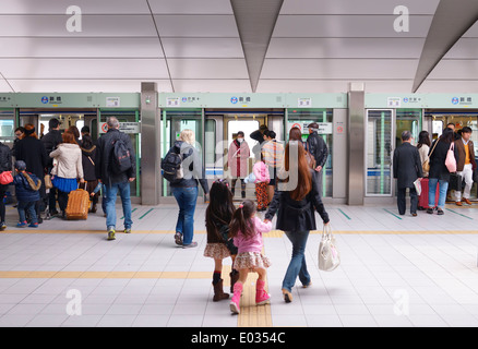 L'embarquement des personnes nouveau Transit Yurikamome train entièrement automatisé à la gare de Shimbashi, Tokyo, Japon. Banque D'Images