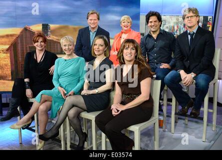 New York, NY, USA. Apr 30, 2014. Dean Butler, Alison Arngrim, Matthew Labyorteaux, Michael Landon Jr., Karen Grassle, Melissa Gilbert, Melissa Sue Anderson, Lindsay Greenbush Rachel au talk show de comparution dans le cadre de la PETITE MAISON DANS LA PRAIRIE Cast Reunion à la NBC Today Show, Rockefeller Plaza, New York, NY Le 30 avril 2014. Credit : Derek Storm/Everett Collection/Alamy Live News Banque D'Images