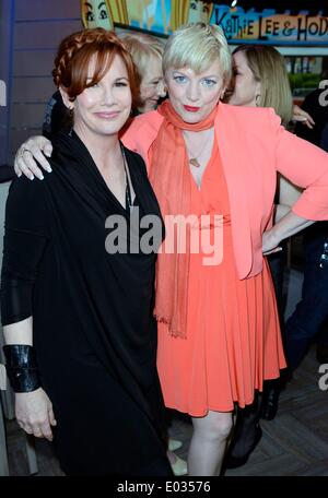 New York, NY, USA. Apr 30, 2014. Melissa Gilbert, Alison Arngrim au talk show de comparution dans le cadre de la PETITE MAISON DANS LA PRAIRIE Cast Reunion à la NBC Today Show, Rockefeller Plaza, New York, NY Le 30 avril 2014. Credit : Derek Storm/Everett Collection/Alamy Live News Banque D'Images