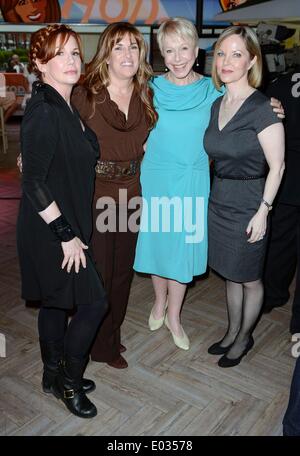 New York, NY, USA. Apr 30, 2014. Melissa Gilbert, Rachel Lindsay Greenbush, Karen Grassle, Melissa Sue Anderson au talk show de comparution dans le cadre de la PETITE MAISON DANS LA PRAIRIE Cast Reunion à la NBC Today Show, Rockefeller Plaza, New York, NY Le 30 avril 2014. Credit : Derek Storm/Everett Collection/Alamy Live News Banque D'Images