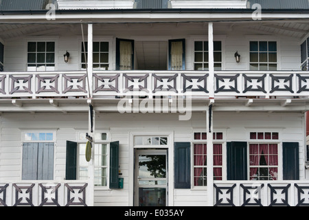 Maison coloniale sur Waterkant street dans le centre historique de Paramaribo (site du patrimoine mondial de l'UNESCO), Suriname Banque D'Images