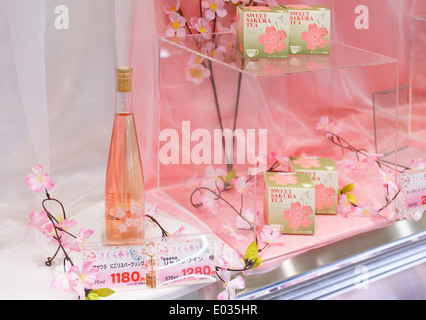 Vin japonais Sakura fleur de cerisier et de thé dans un magasin à Tokyo, Japon Banque D'Images