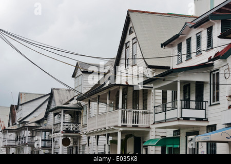 Maison coloniale sur Waterkant street dans le centre historique de Paramaribo (site du patrimoine mondial de l'UNESCO), Suriname Banque D'Images