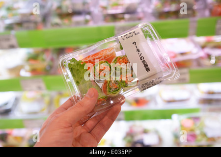 Rouleaux roulés et salade dans un récipient de l'affichage dans un supermarché japonais. Tokyo, Japon. Banque D'Images
