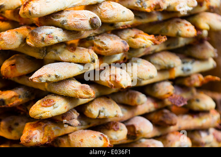 LONDON, UK bâtonnets de pain d'olive au London's Borough Market. Banque D'Images