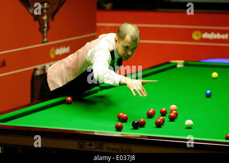 Sheffield, Royaume-Uni. Apr 30, 2014. Barry Hawkins atteint la demi-finale du Championnat du monde avec une victoire 13-12 sur Dominic Dale, au théâtre Crucible, Sheffield, Yorkshire, Angleterre. Credit : Action Plus Sport/Alamy Live News Banque D'Images