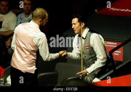 Sheffield, Royaume-Uni. Apr 30, 2014. Barry Hawkins atteint la demi-finale du Championnat du monde avec une victoire 13-12 sur Dominic Dale, au théâtre Crucible, Sheffield, Yorkshire, Angleterre. Credit : Action Plus Sport/Alamy Live News Banque D'Images