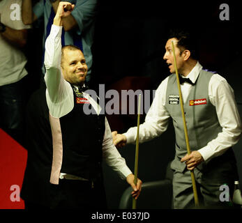 Sheffield, Royaume-Uni. Apr 30, 2014. Barry Hawkins atteint la demi-finale du Championnat du monde avec une victoire 13-12 sur Dominic Dale, au théâtre Crucible, Sheffield, Yorkshire, Angleterre. Credit : Action Plus Sport/Alamy Live News Banque D'Images