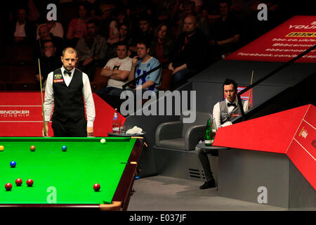 Sheffield, Royaume-Uni. Apr 30, 2014. Barry Hawkins atteint la demi-finale du Championnat du monde avec une victoire 13-12 sur Dominic Dale, au théâtre Crucible, Sheffield, Yorkshire, Angleterre. Credit : Action Plus Sport/Alamy Live News Banque D'Images