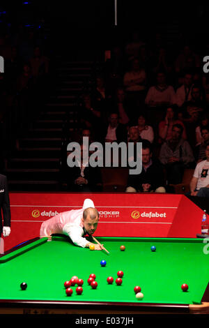 Sheffield, Royaume-Uni. Apr 30, 2014. Barry Hawkins atteint la demi-finale du Championnat du monde avec une victoire 13-12 sur Dominic Dale, au théâtre Crucible, Sheffield, Yorkshire, Angleterre. Credit : Action Plus Sport/Alamy Live News Banque D'Images