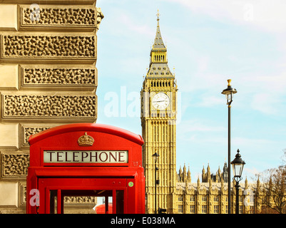 Une cabine téléphonique rouge à l'avant-plan avec le Big Ben derrière. Banque D'Images