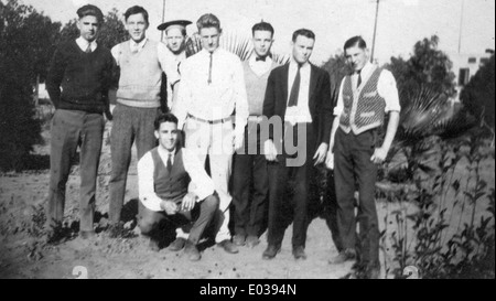 L'image montre Mitchell avec un groupe d'élèves du secondaire dans une classe d'agriculture, probablement engagés dans un apprentissage pratique. La classe comprend les pratiques agricoles, l'éducation agricole et le développement des étudiants dans le domaine agricole. Banque D'Images