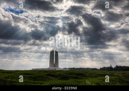 Le monument à la crête de Vimy avec lumière dramatique Banque D'Images