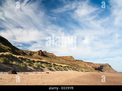 Cattersty Sands, Skinningrove entre Staithes Saltburn et des promeneurs visible sur Cleveland Way sentier des douaniers sur les falaises. UK Banque D'Images