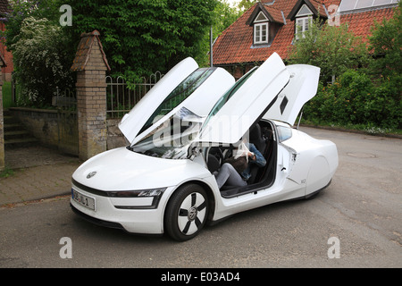 VW XL1 extended range 280 mpg Eco de l'automobile, de l'essai au campagne allemande en avril 2014, Basse-Saxe, Allemagne, Europe Banque D'Images