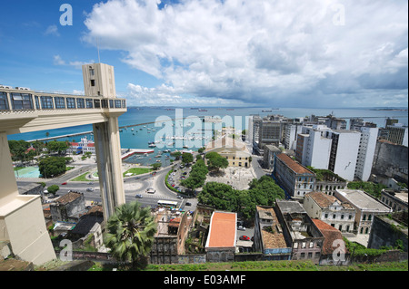 Le Salvador Brésil ville avec ascenseur Lacerda, Baie de Tous les Saints, et délabrées architecture ancienne Bahia Banque D'Images