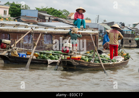 Les personnes vendant des fruits & légumes, peut Rang marché flottant, Can Tho, Vietnam Banque D'Images