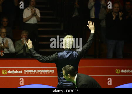 Sheffield, Yorkshire, UK. Apr 30, 2014. 30.04.2014 - Aussie Neil Robertson fait histoire de snooker avec son centième 100 pause au 2014 Dafabet World Snooker Championship, quart de finale contre Judd Trump, Crucible Theatre, Sheffield, Yorkshire, Angleterre. Credit : Jimmy Whhittee/Alamy Live News Banque D'Images