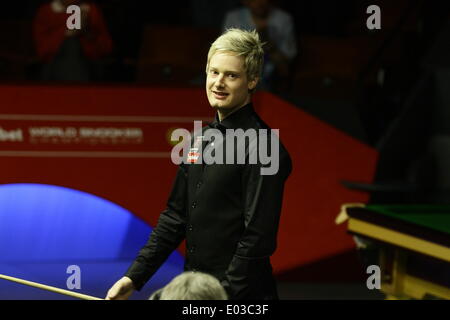 Sheffield, Yorkshire, UK. Apr 30, 2014. 30.04.2014 - Aussie Neil Robertson fait histoire de snooker avec son centième 100 pause au 2014 Dafabet World Snooker Championship, quart de finale contre Judd Trump, Crucible Theatre, Sheffield, Yorkshire, Angleterre. Credit : Jimmy Whhittee/Alamy Live News Banque D'Images