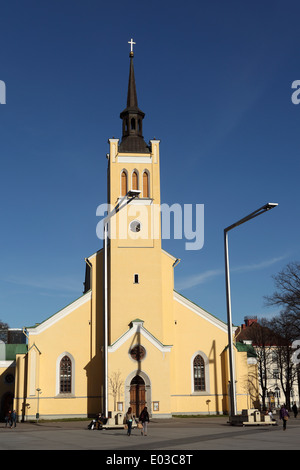 La façade jaune de l'église Saint John's à Tallinn, Estonie. Banque D'Images