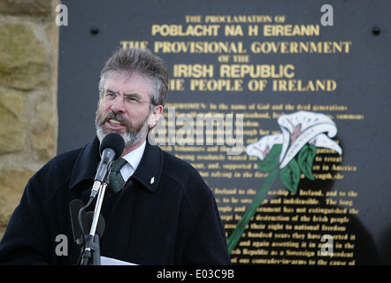 Le président de Sinn Fein, Gerry Adams, s'est exprimé lors d'une commémoration de Pâques à Milltown Cemetery Belfast, en Irlande du Nord Banque D'Images