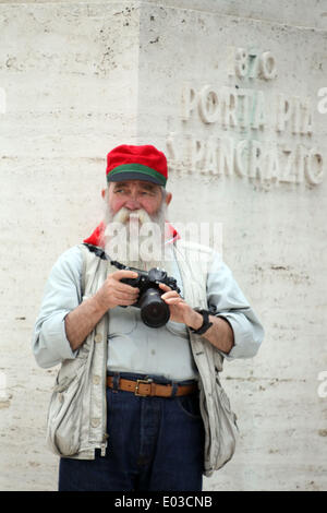 Rome, Italie. Apr 30, 2014. Reportage/Football : anniversaire de la bataille du 30 avril, dans la défense de la république romaine. À Rome, dans la région de Gianicolo, dans le musée de la république romaine et la mémoire de Garibaldi, a eu lieu une cérémonie en mémoire de la bataille de la défense de Rome le 30 avril 1849. Un groupe de figurants déguisés en Garibladi presiede au cours de la cérémonie à la mémoire des soldats tombés pendant la bataille. Crédit : marco iacobucci/Alamy Live News Banque D'Images