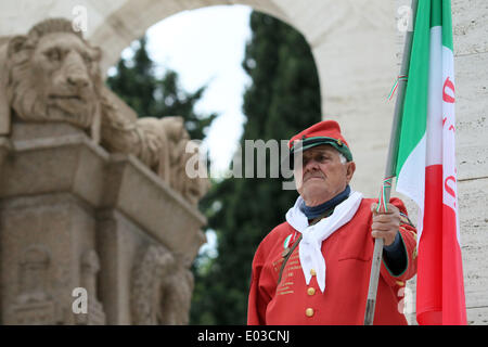 Rome, Italie. Apr 30, 2014. Reportage/Football : anniversaire de la bataille du 30 avril, dans la défense de la république romaine. À Rome, dans la région de Gianicolo, dans le musée de la république romaine et la mémoire de Garibaldi, a eu lieu une cérémonie en mémoire de la bataille de la défense de Rome le 30 avril 1849. Un groupe de figurants déguisés en Garibladi presiede au cours de la cérémonie à la mémoire des soldats tombés pendant la bataille. Crédit : marco iacobucci/Alamy Live News Banque D'Images